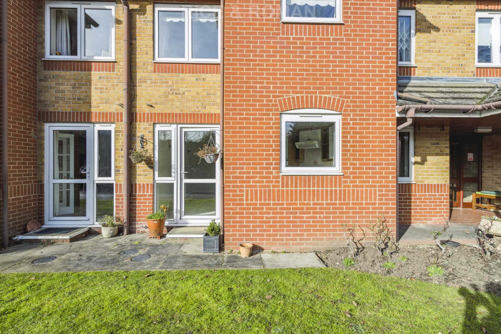 Flat Wessex Close in Elmbridge