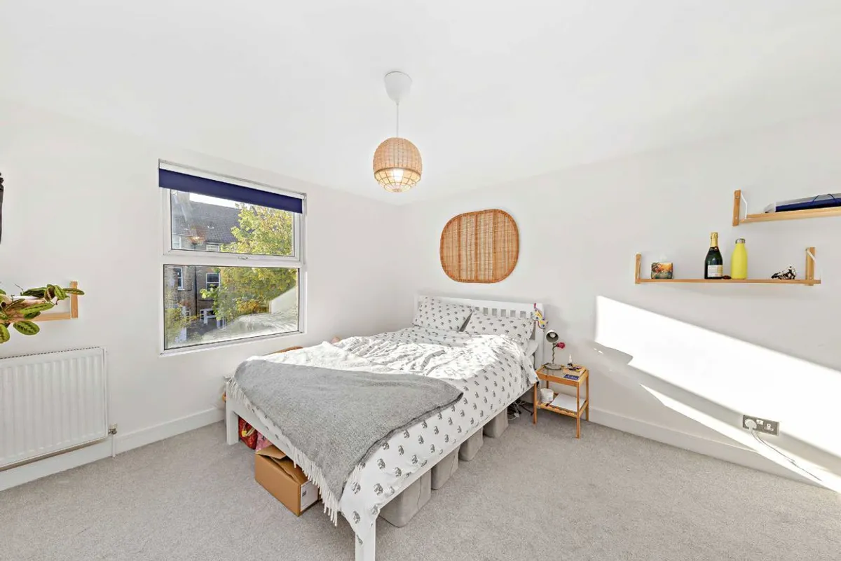 Flat Thornton Avenue in Greater London