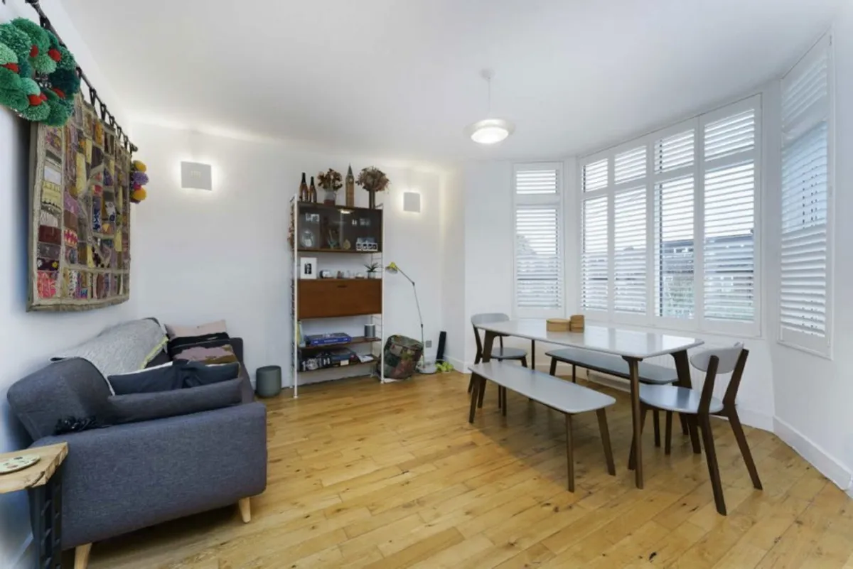Flat Thornton Avenue in Greater London