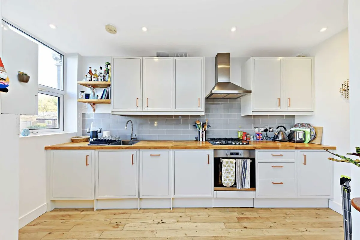 Flat Thornton Avenue in Greater London