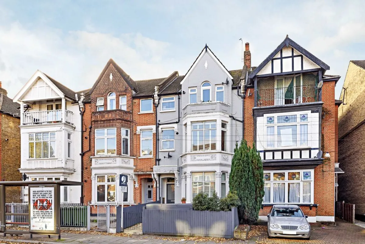 Flat Thornton Avenue in Greater London