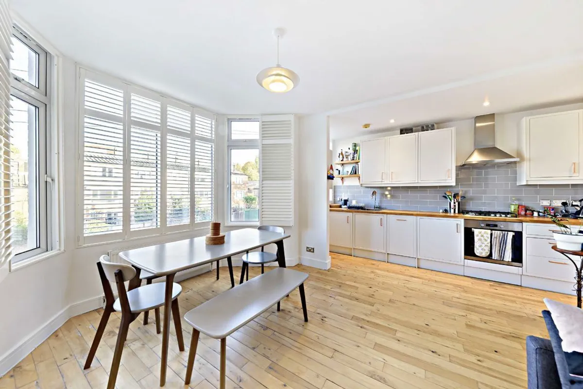 Flat Thornton Avenue in Greater London