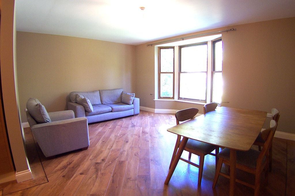 Flat Grosvenor Road in Leeds