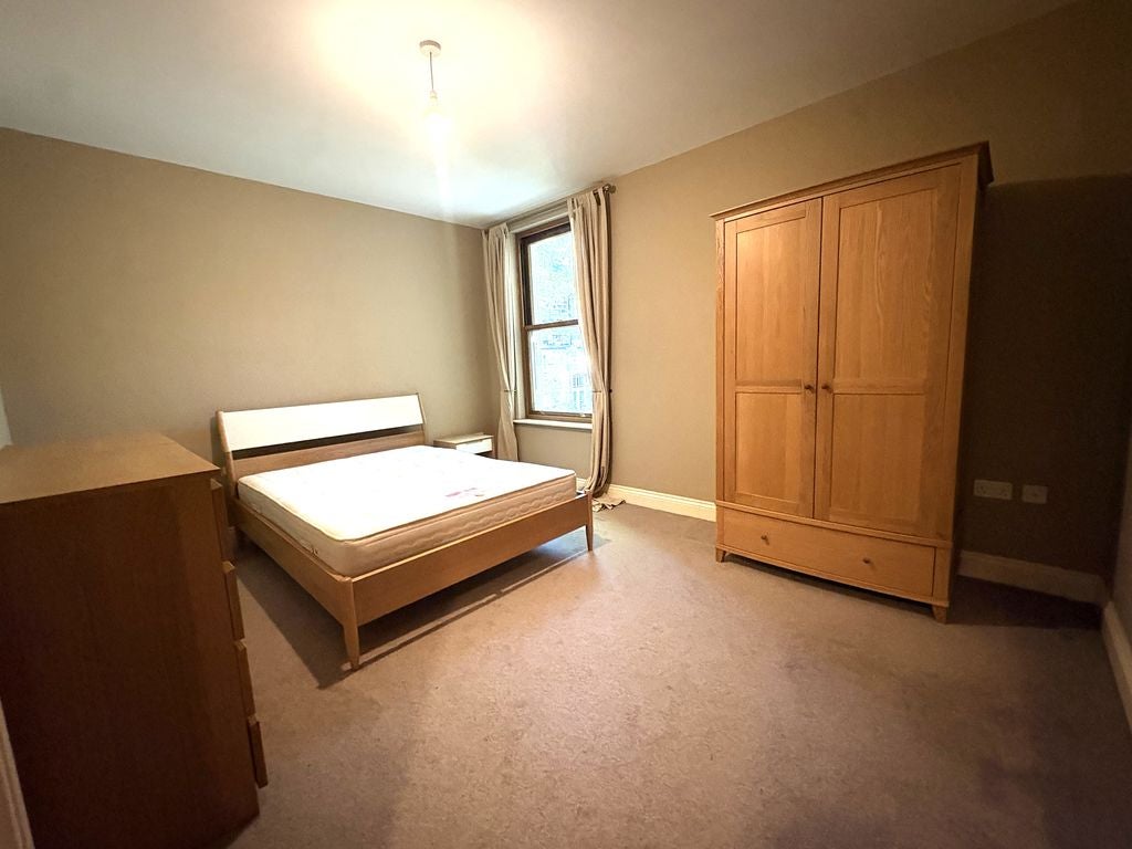 Flat Grosvenor Road in Leeds
