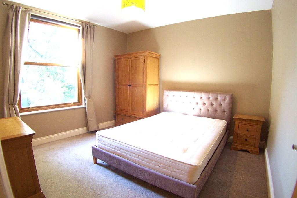 Flat Grosvenor Road in Leeds
