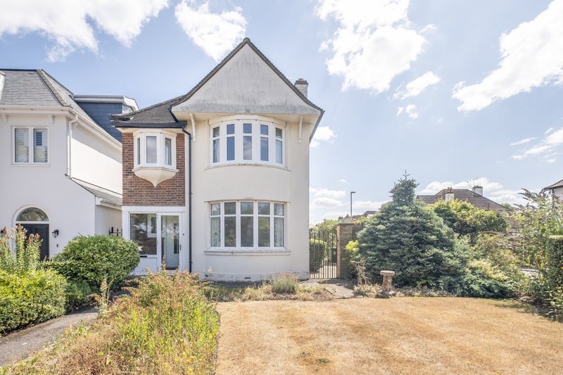 Room Riverside Close in Greater London