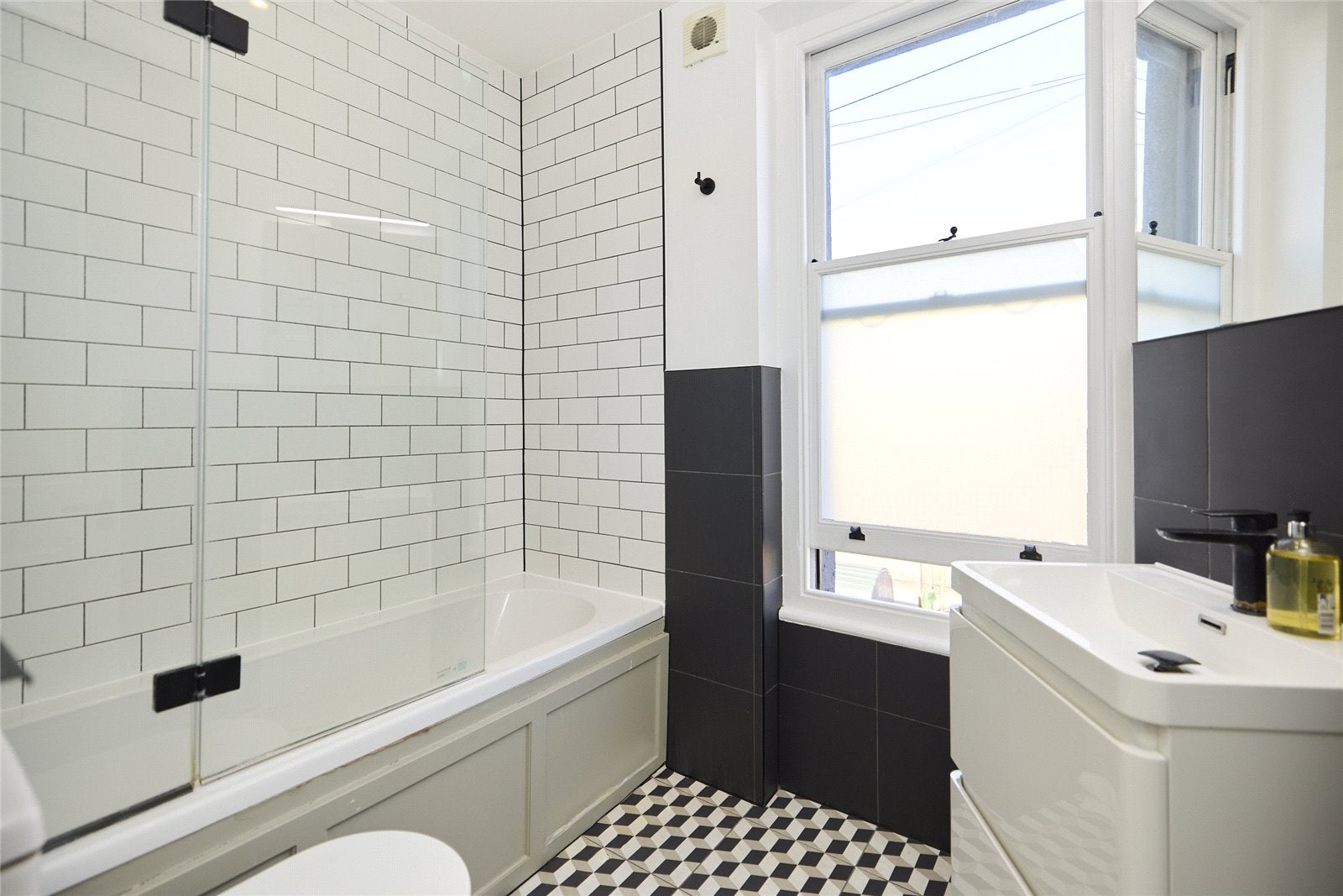 Flat Meeting House Lane in Greater London