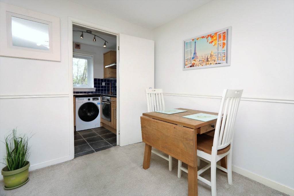 Flat Holmlea Road in Glasgow