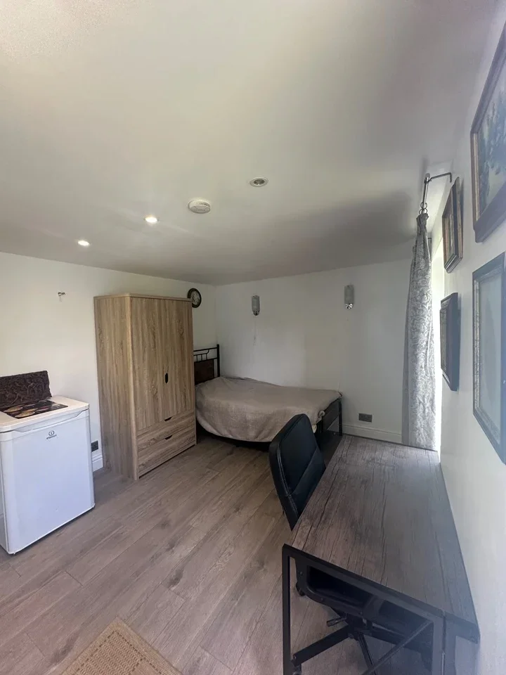 Flat Aston Road in Elmbridge