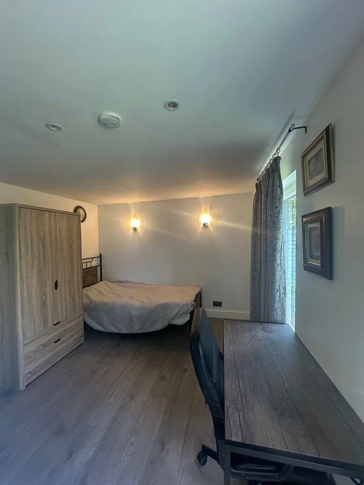 Flat Aston Road in Elmbridge