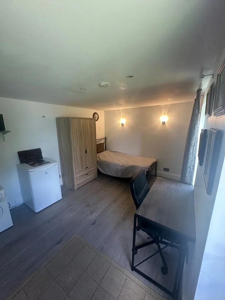 Flat Aston Road in Elmbridge