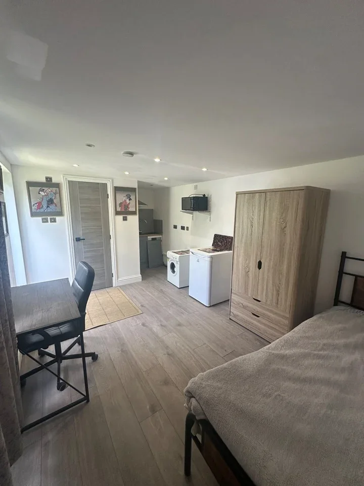 Flat Aston Road in Elmbridge