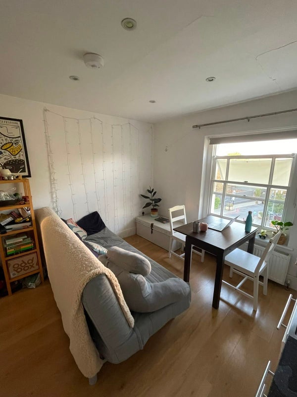 Room Moriatry Close in Greater London
