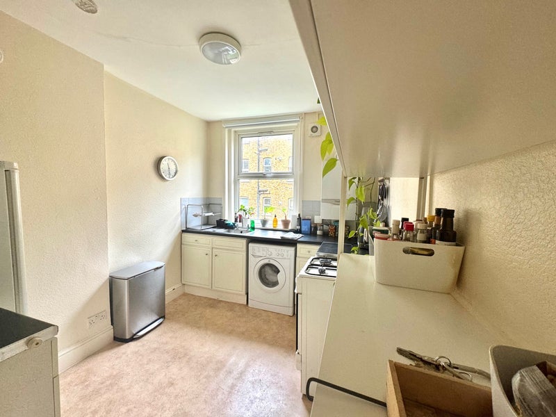 Flat Sylvester Road in Greater London