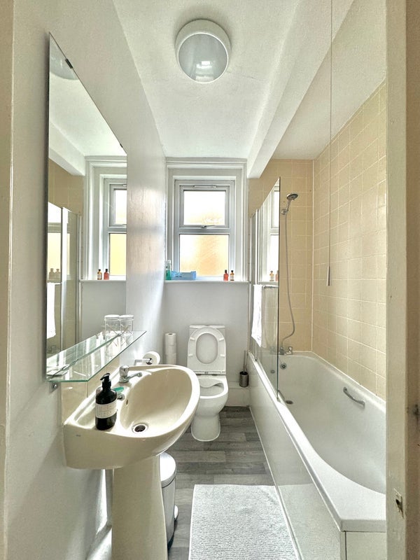 Flat Sylvester Road in Greater London