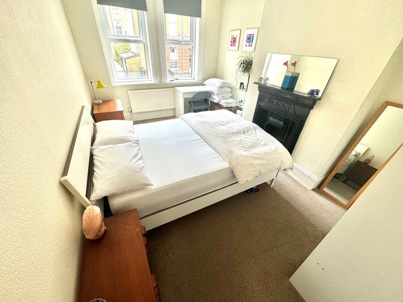 Flat Sylvester Road in Greater London
