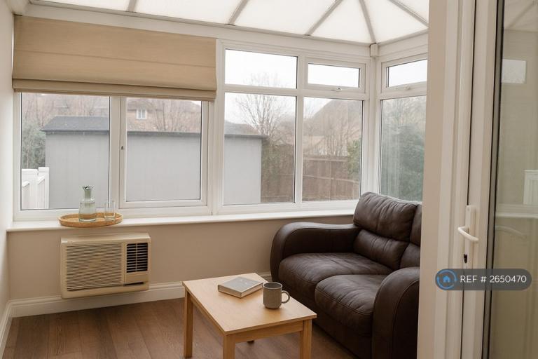 Room Carlton Avenue in Gillingham