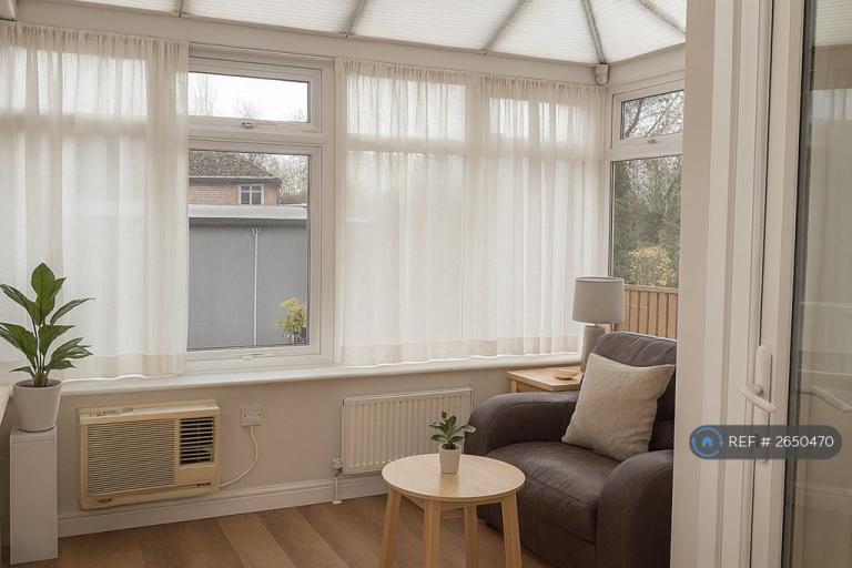 Room Carlton Avenue in Gillingham