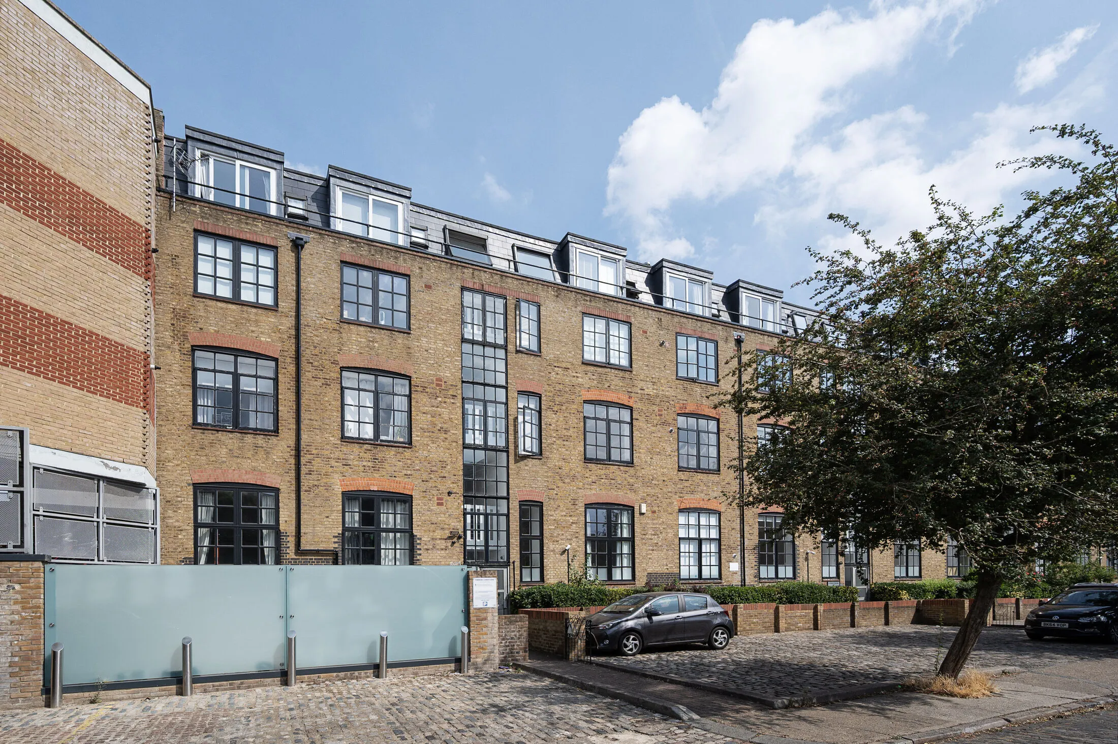 Flat Wharf Place in Greater London