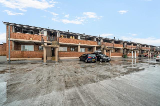 Flat Savile Way in Grove