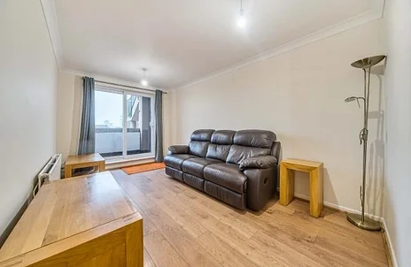 Flat Savile Way in Grove