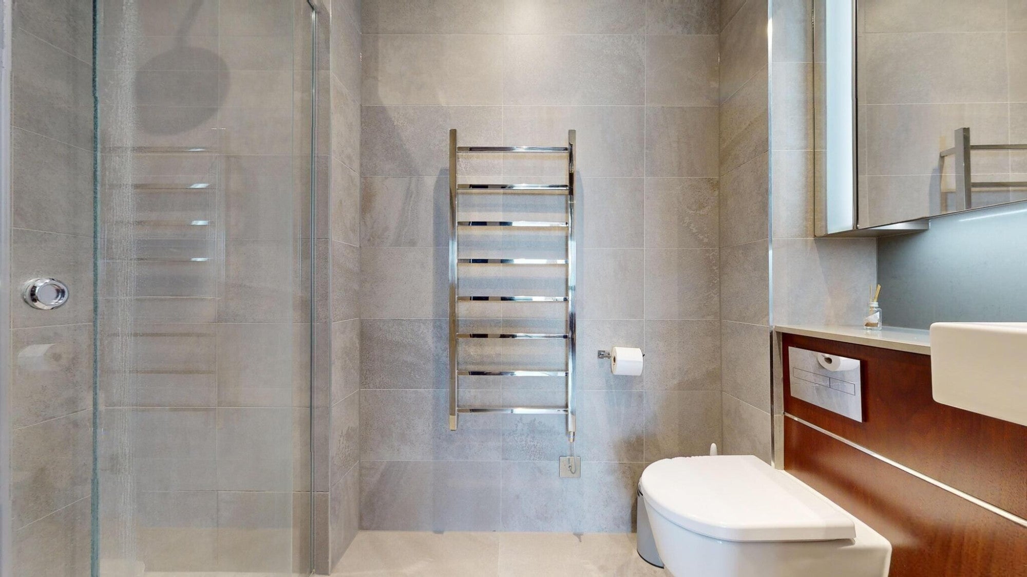 Flat Ponton Road in Greater London