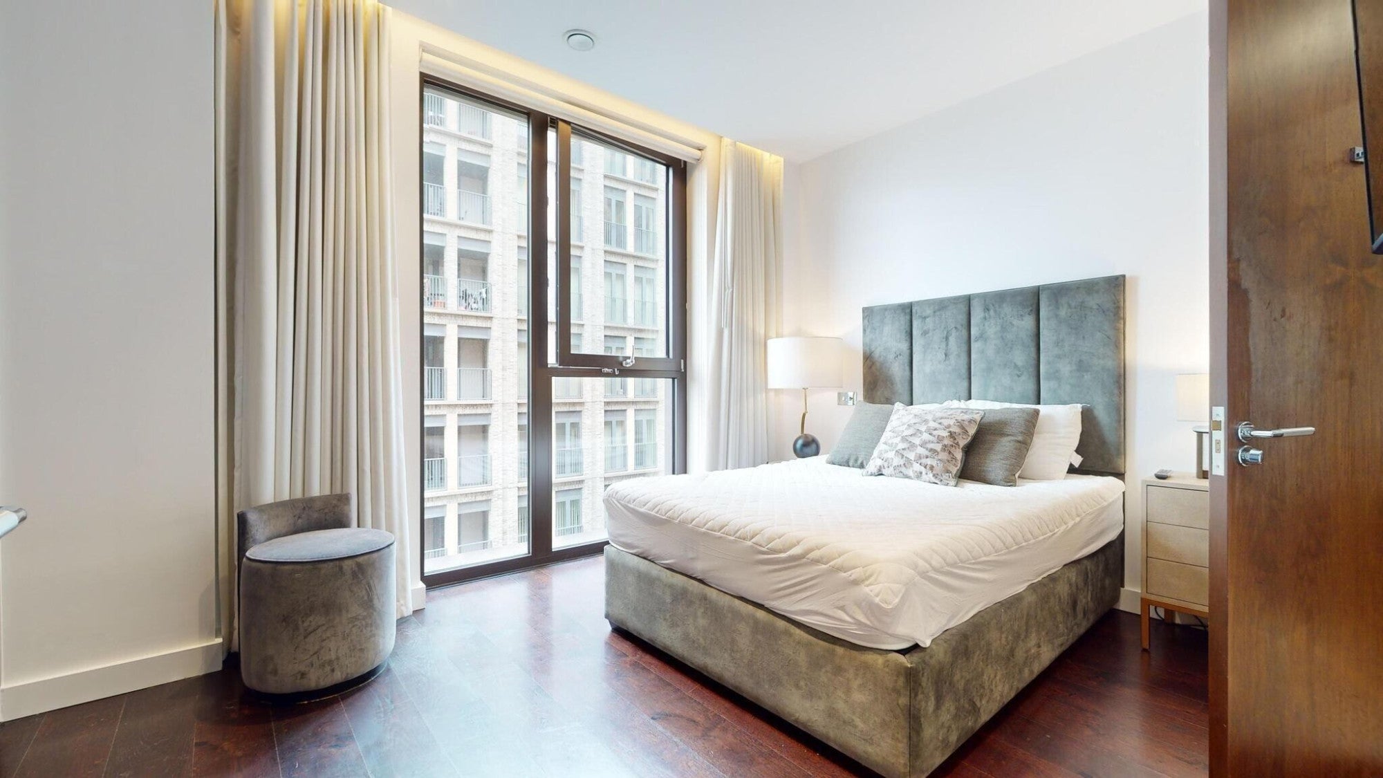 Flat Ponton Road in Greater London