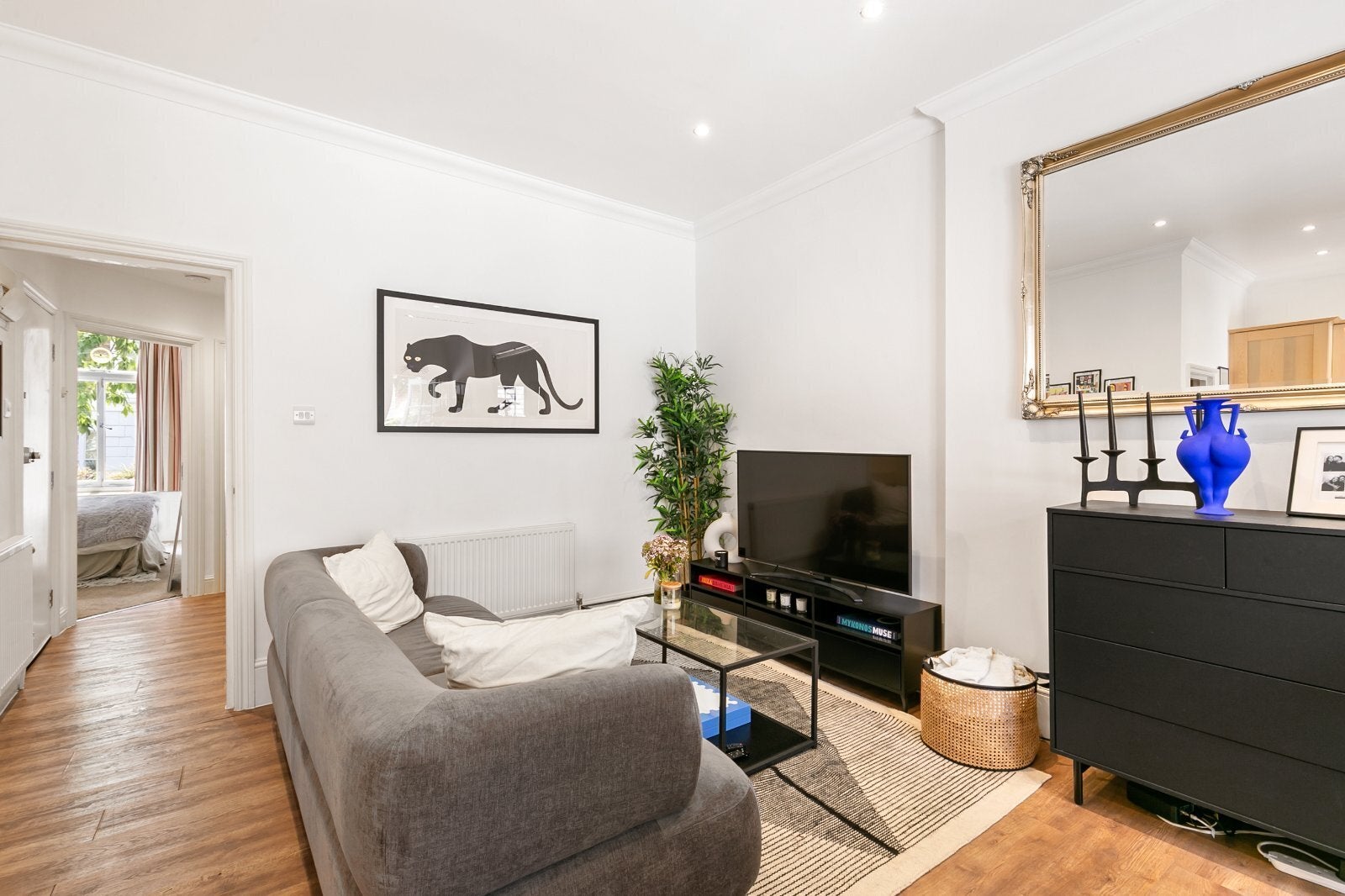 Flat Almeida Street in Greater London