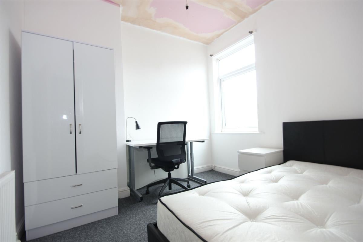 Room Ukraine Road in Salford