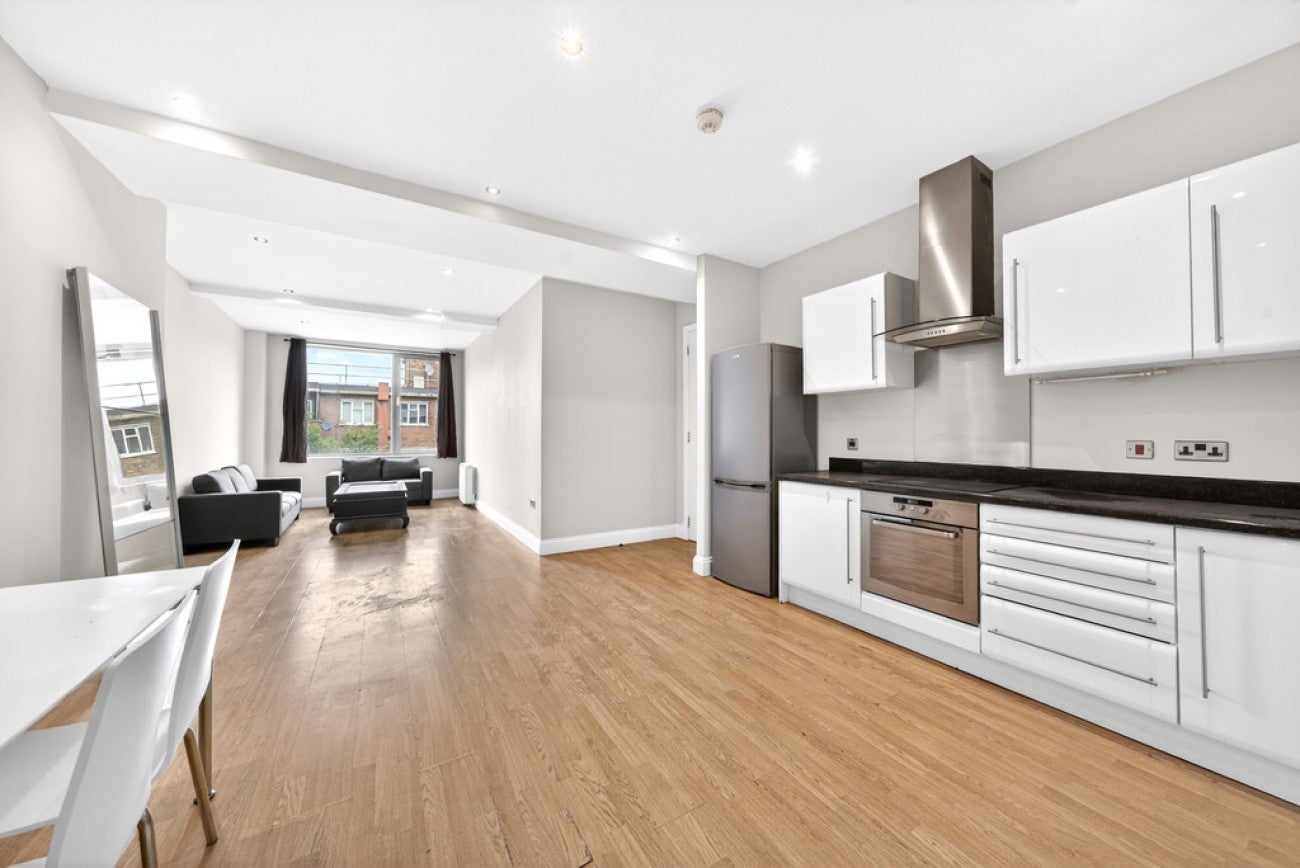 Flat Commercial Road in Greater London