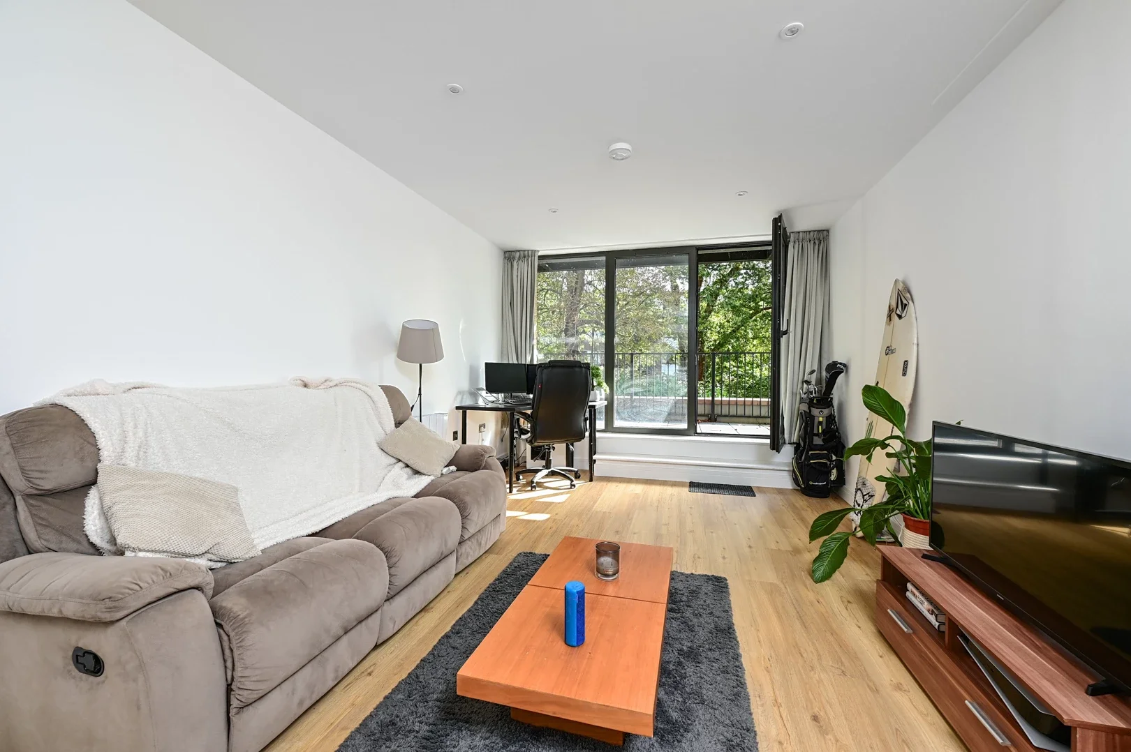 Flat Farnborough Road in Rushmoor