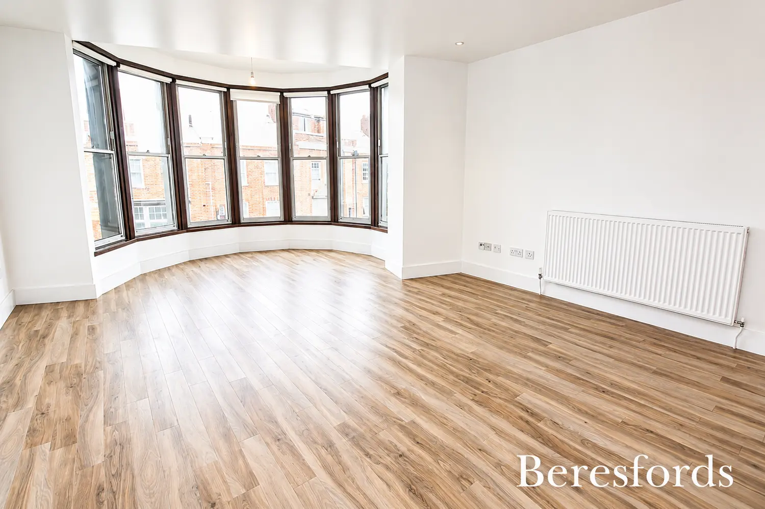 Flat Mavis Grove in Greater London