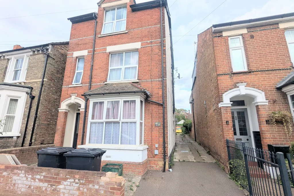 Flat Foster Hill Road in Bedford