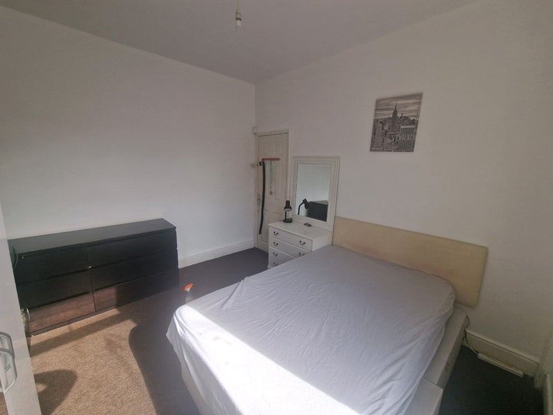 Room Deyne Avenue in Manchester