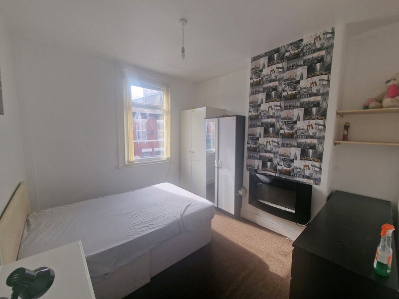 Room Deyne Avenue in Manchester