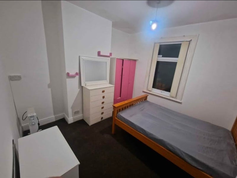 Room Deyne Avenue in Manchester