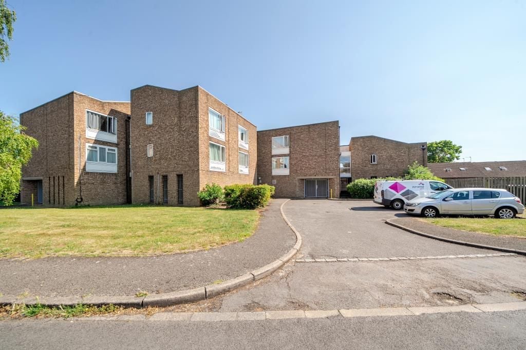 Flat De Havilland Way in Borough of Spelthorne