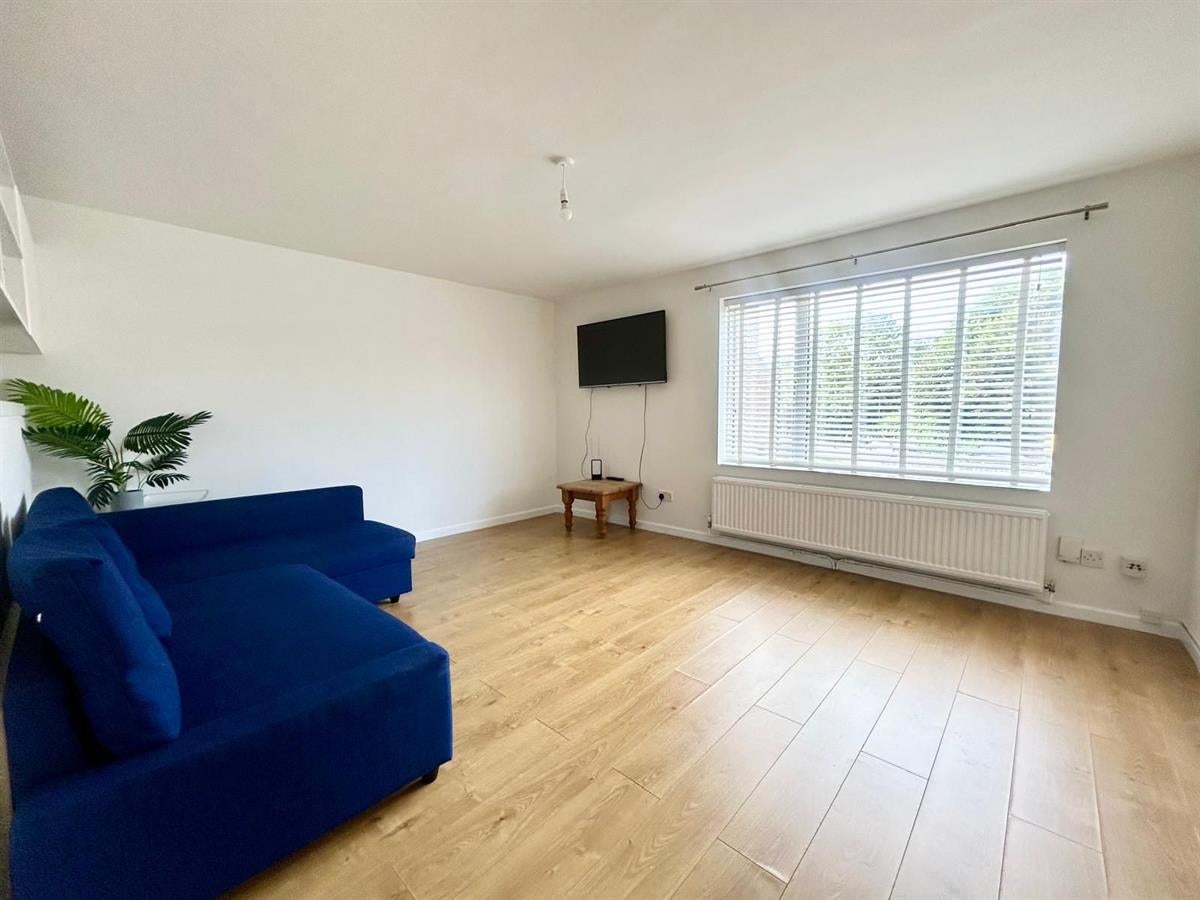 Flat De Havilland Way in Borough of Spelthorne