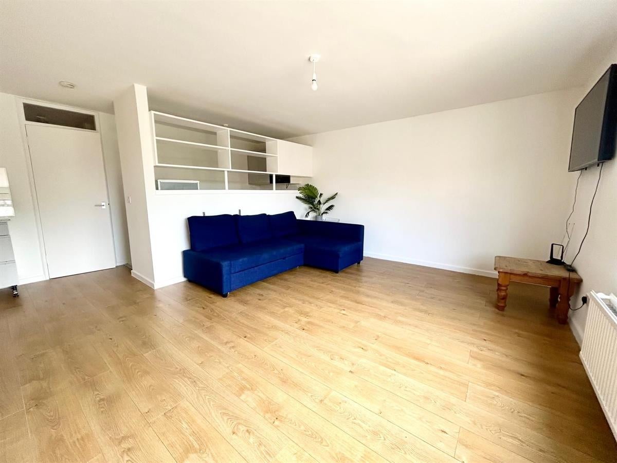 Flat De Havilland Way in Borough of Spelthorne