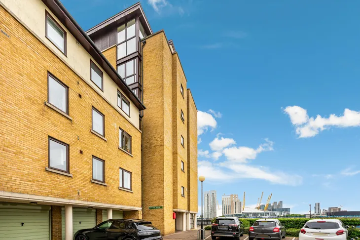 Flat Cold Harbour in Greater London