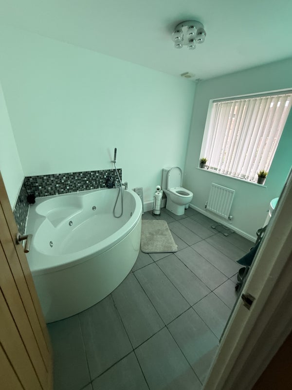 Room Camberley Road in North Tyneside