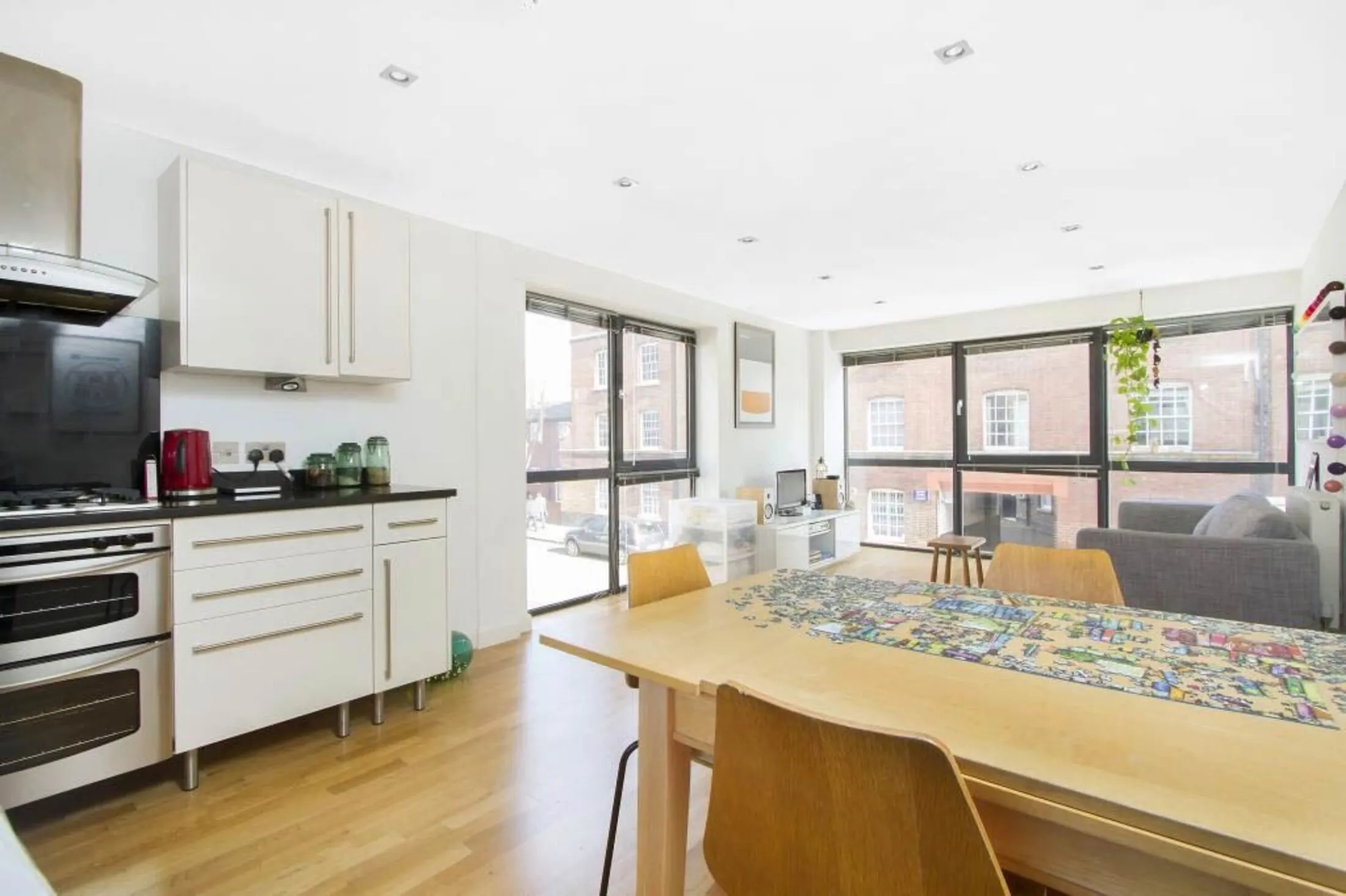 Flat Redmans Road in Greater London