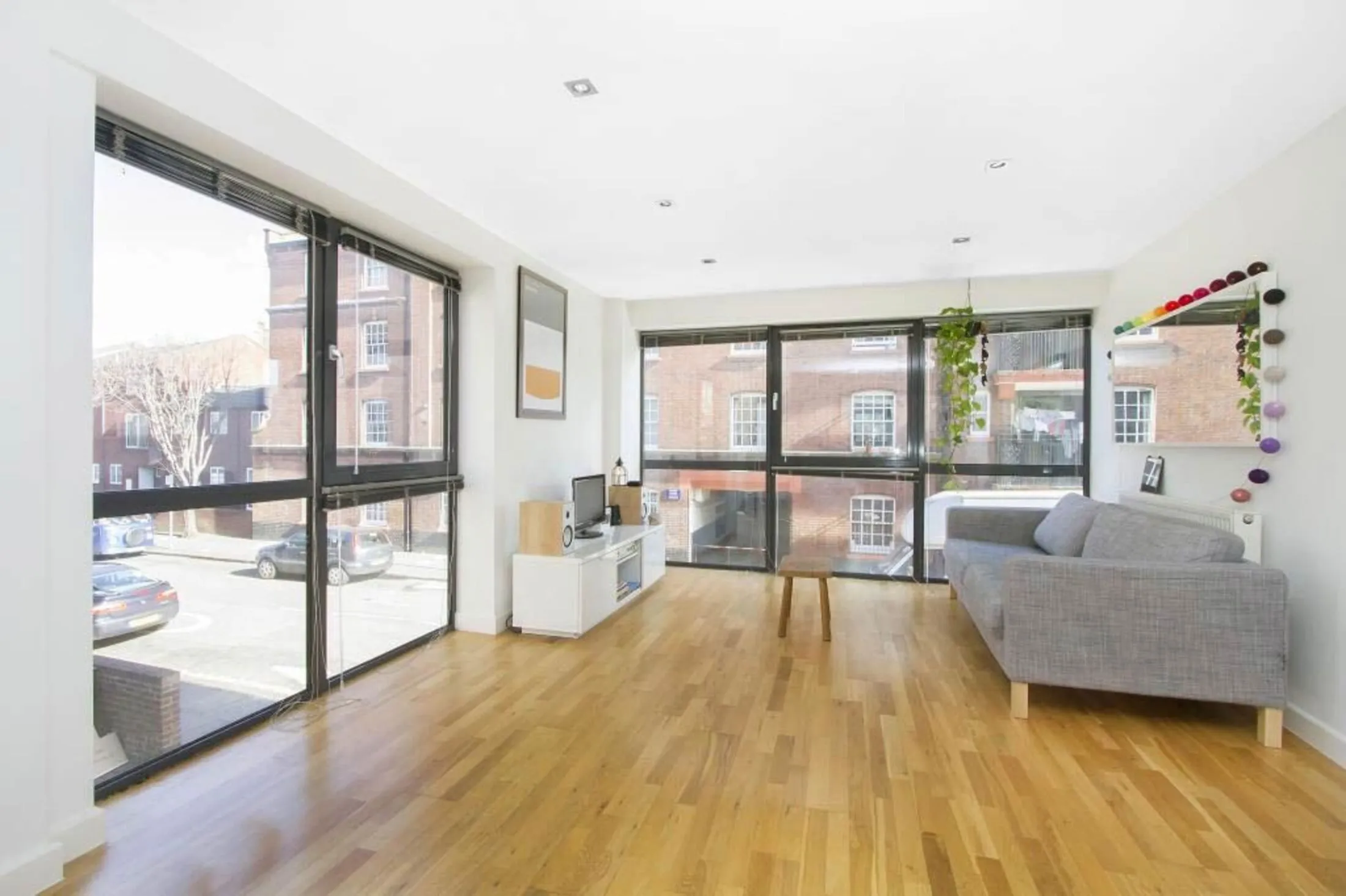 Flat Redmans Road in Greater London