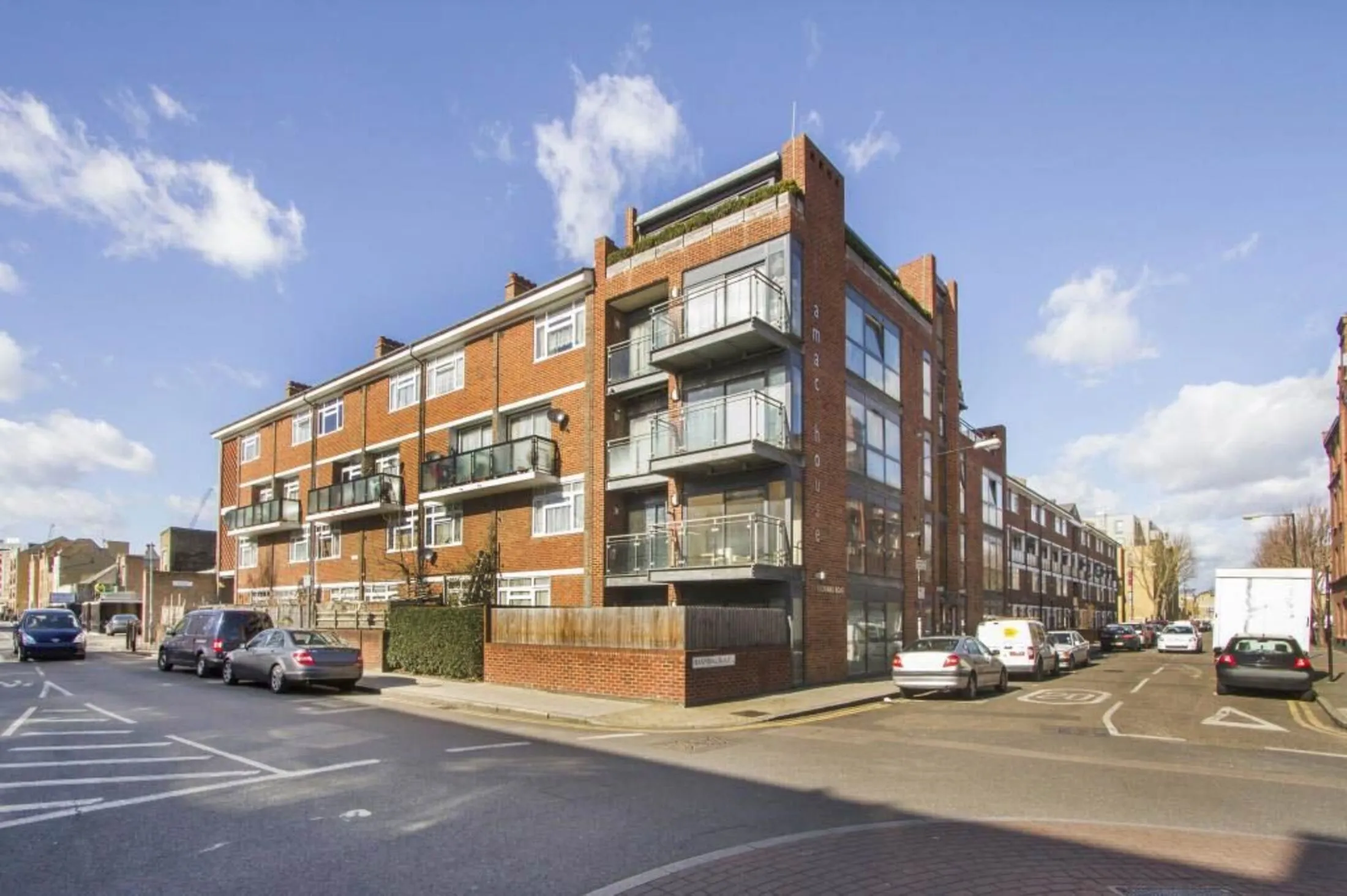 Flat Redmans Road in Greater London