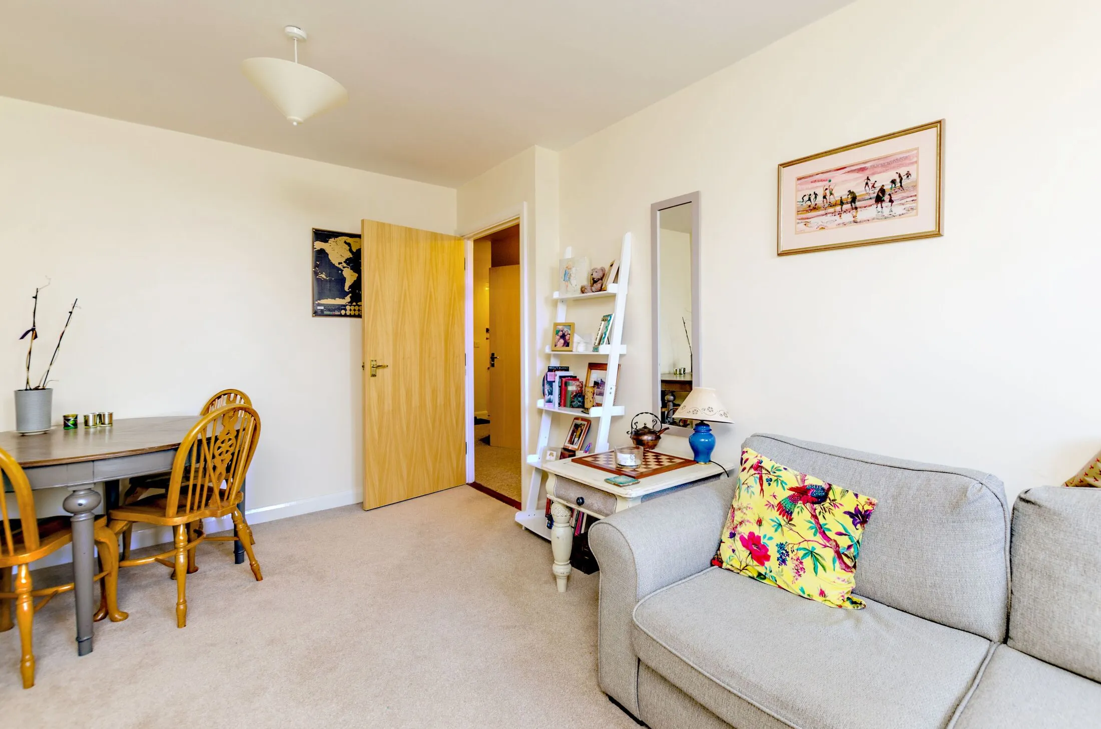 Flat Heathside Crescent in Woking