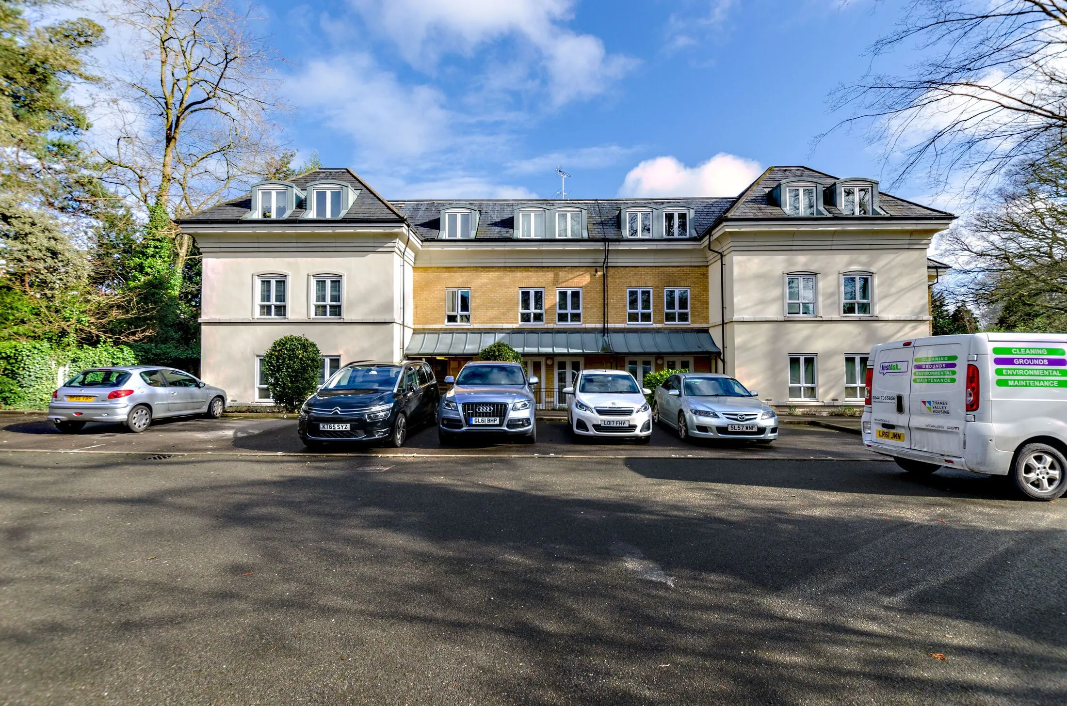 Flat Heathside Crescent in Woking