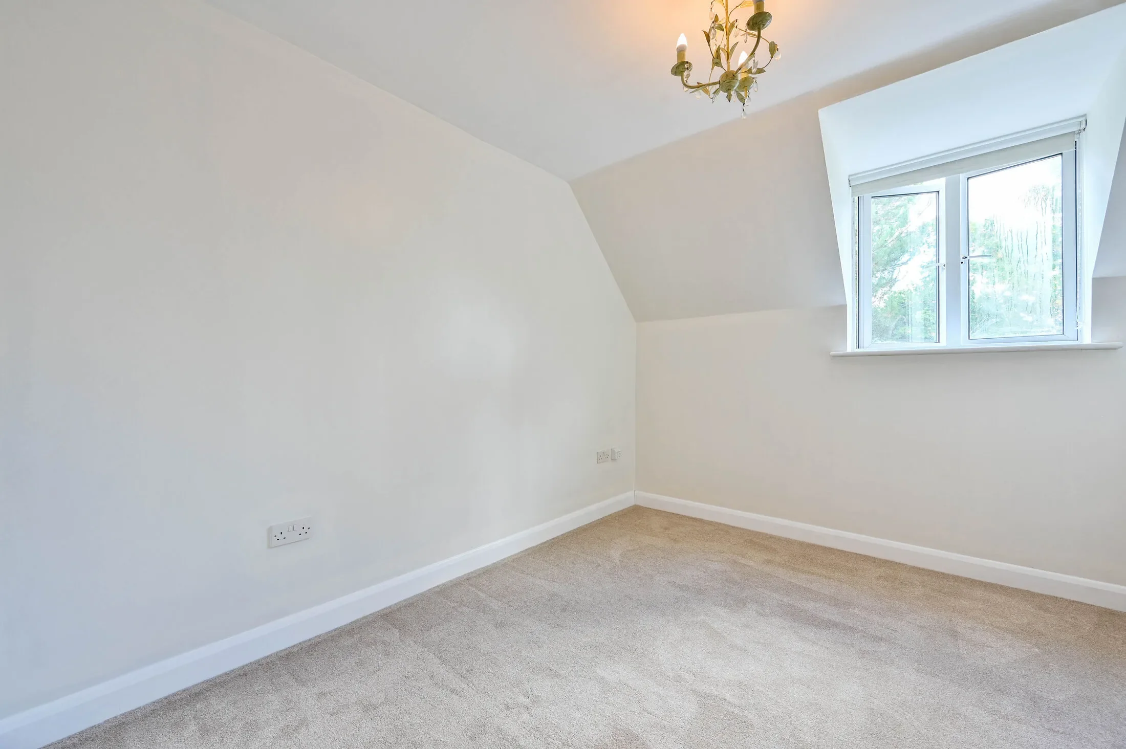 Flat Heathside Crescent in Woking