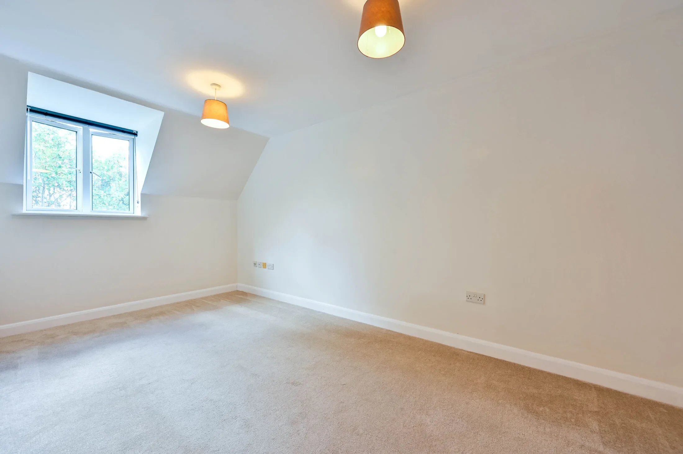 Flat Heathside Crescent in Woking