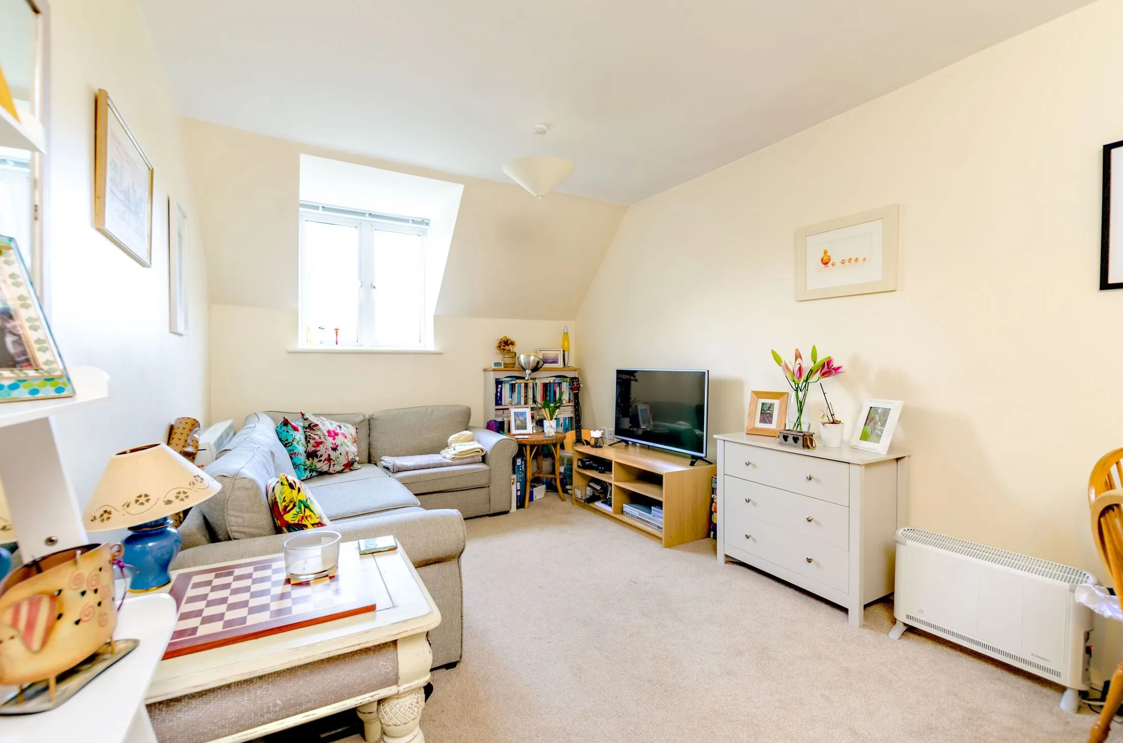 Flat Heathside Crescent in Woking