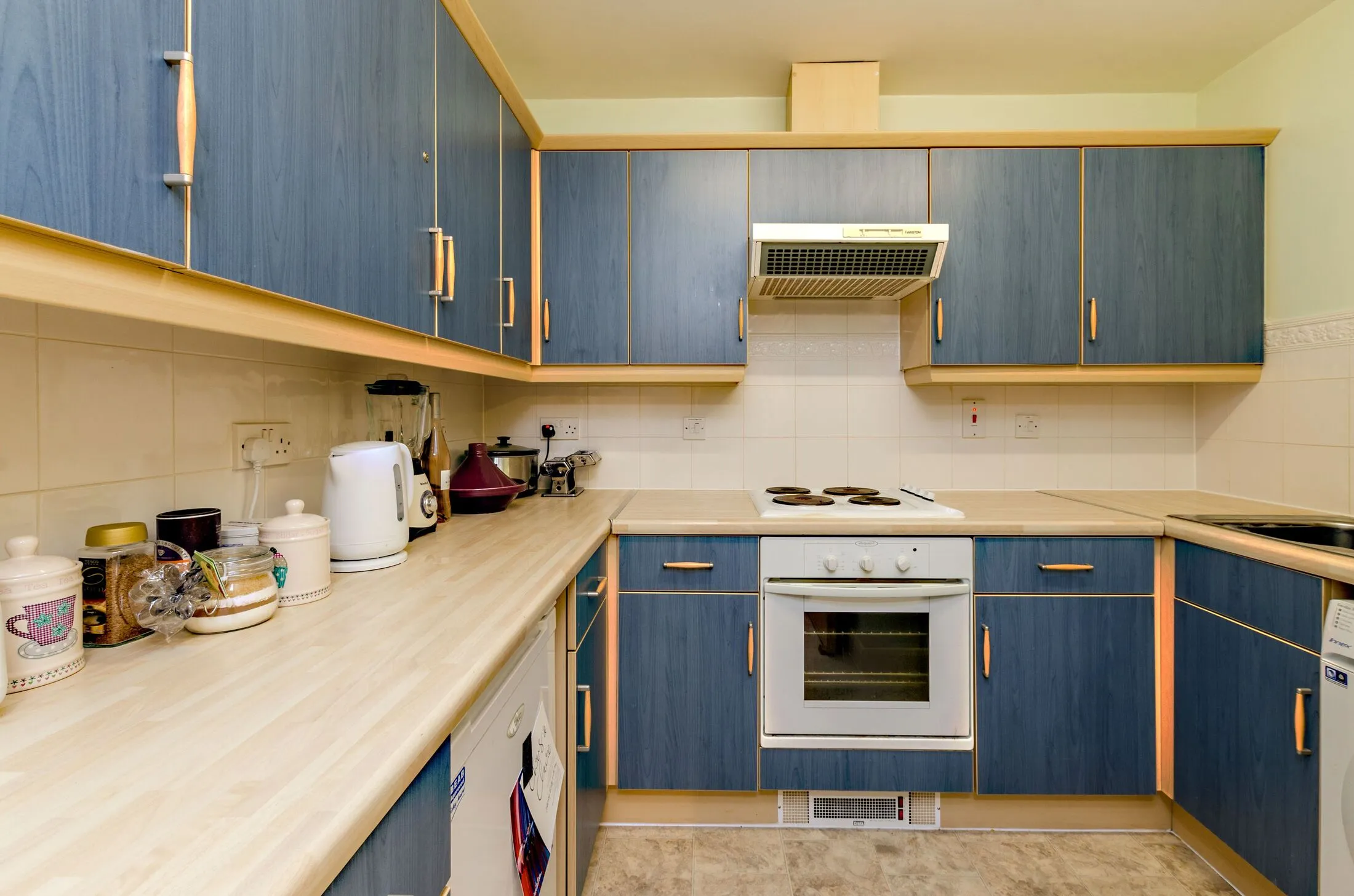 Flat Heathside Crescent in Woking
